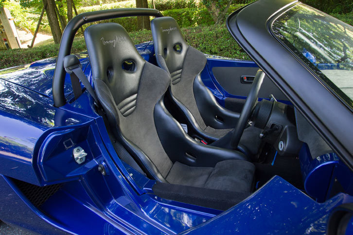 テスト車には、表皮に合成皮革とアルカンターラを用いたバケットシートが装備されていた。