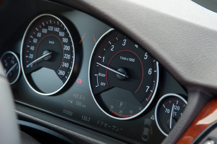 メーターは4眼式。メーターパネルの下部および速度計、エンジン回転計の下部が液晶画面となっており、走行情報や外気温などの情報が表示される。