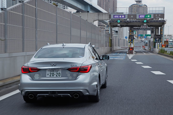 自動運転中の「インフィニティQ50」。ETCゲートも自動で通過することができた。
