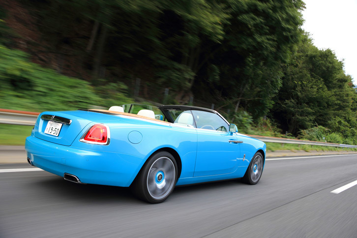 足まわりには新開発のエアサスペンションとアクティブスタビライザーが装備されており、「魔法の絨毯（じゅうたん）のような乗り心地」と「非常にキビキビとしたハンドリング特性」（プレス資料より）を同時に実現している。