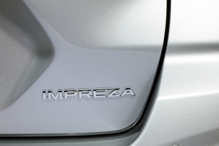 テールゲートを飾るのは車名のロゴのみで、「e-BOXER」のバッジも「SYMMETRICAL AWD」のバッジもない。現行の「インプレッサ」シリーズで“e-BOXERなし”の純エンジン車となるのは、この「インプレッサST」だけだ。