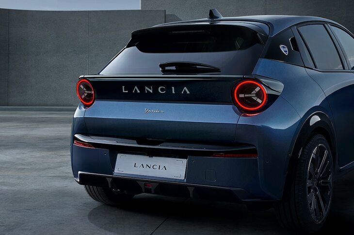 リアまわりでは「ストラトス」を思い出させる円形のテールランプと、大きな「LANCIA」のロゴが目を引く。