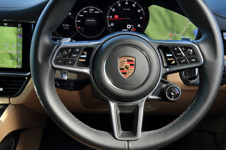 ステアリングホイールのスポーク部には、インフォテインメントシステムの操作スイッチが並ぶ。センター右下に見えるのは、走行モードのセレクトダイヤル。