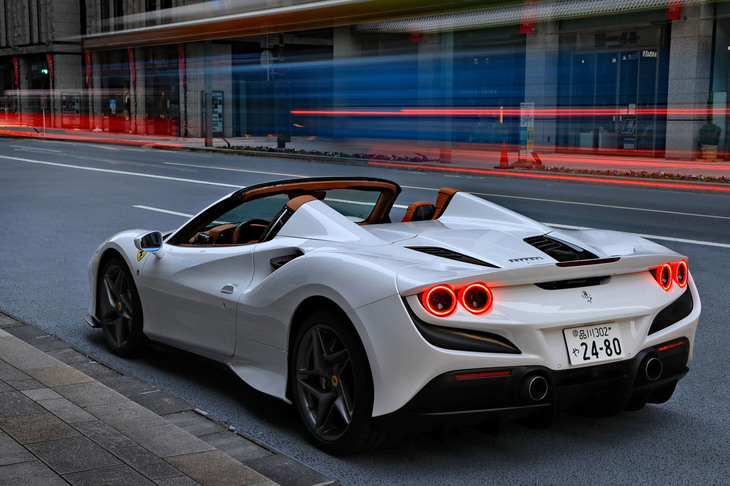 フラットなエンジンフードと2本のバットレスが目を引くリアまわり。丸目2灯のテールランプは、往年の「308」や「328」をオマージュしたものだ。