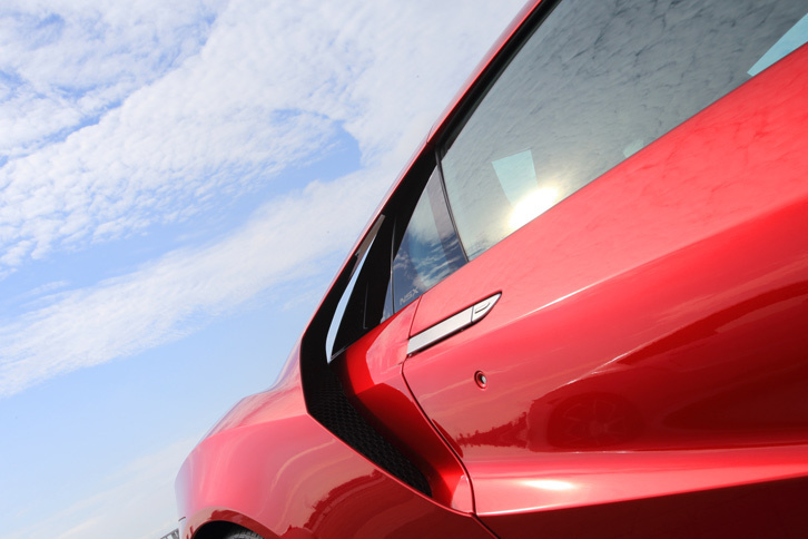 Cピラーとリアクオーターウィンドウの間の隙間に注目。エンジンやドライブトレインの冷却性を高めるため、新型「NSX」のCピラーはフローティング構造となっている。