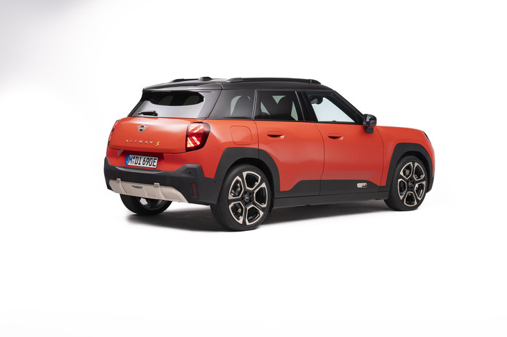 「MINIエースマン」のボディーサイズは全長×全幅×全高＝4080×1755×1515mm。「MINIカントリーマン」と比べた場合、365mm短く、90mm幅が狭く、145mm背が低い。ホイールベースは85mm短い2605mmとなる。