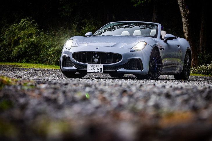 2024年7月に日本導入が発表された新型「マセラティ・グランカブリオ」。1950年に登場したマセラティ初のオープントップスポーツカー「A6G 2000コンバーチブル」の系譜に連なるモデルと紹介されている。