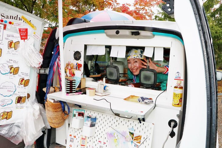 歩き回れば、おなかがすく。そんな来場者の胃袋を満たしてくれるのが、こうしたフードの移動販売車だ。笑顔で撮影に応えてくれたこちらのお店では、「ルノー・カングー」のラゲッジスペースでホットサンドを焼いていた。