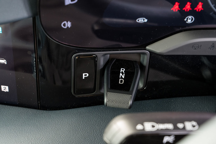 シフトセレクターはダッシュボードの、ステアリングコラムの左脇に配置（右ハンドル車の場合）。レバーは「R／N／D」の選択に使用し、パーキングに入れるときは左脇の「P」ボタンを押す。