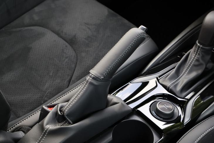 車両コントロールの用途を視野に、「GRカローラ」では手引き式のパーキングブレーキを全車に標準で採用している。グリップ部分は本革巻きで、タッチや質感にもこだわりを感じさせる。