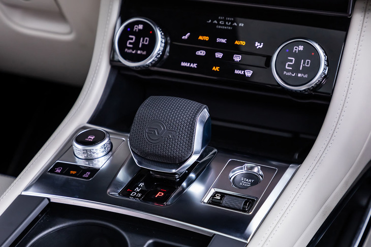 シフトセレクターは従来のガングリップタイプから「SVR」のロゴが入ったコンパクトなレバー式に変更。エンジンのスタート／ストップスイッチはその右横に配置されている。