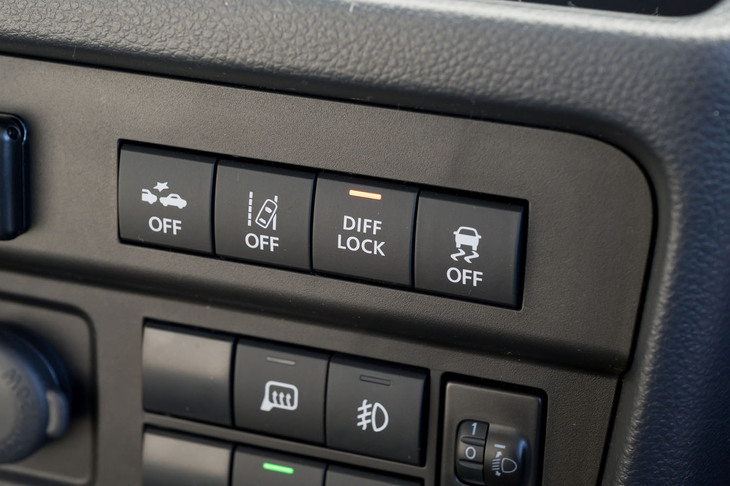 4WD・5段MT車に装備されるデフロックのスイッチ。車速が30km/hを超えると自動で解除される。