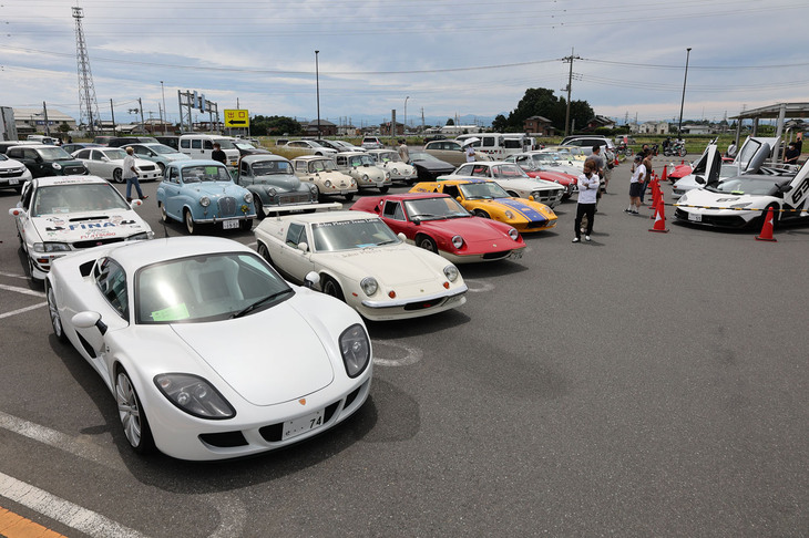 参加車両のおよそ半数が並んだ光景。手前は2012年から2015年までに50台のみつくられたという「ジネッタG60」。フォード製3.7リッターV6エンジンをミドシップする。