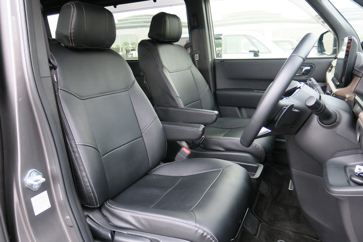 ホンダ・ステップワゴンe：HEVスパーダ ホンダアクセス用品装着車（シートカバー）