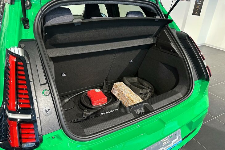 ラゲッジルーム容量は326リッター。52kWhバッテリー仕様における15％から80％までの充電所要時間（急速充電）は、30分である。