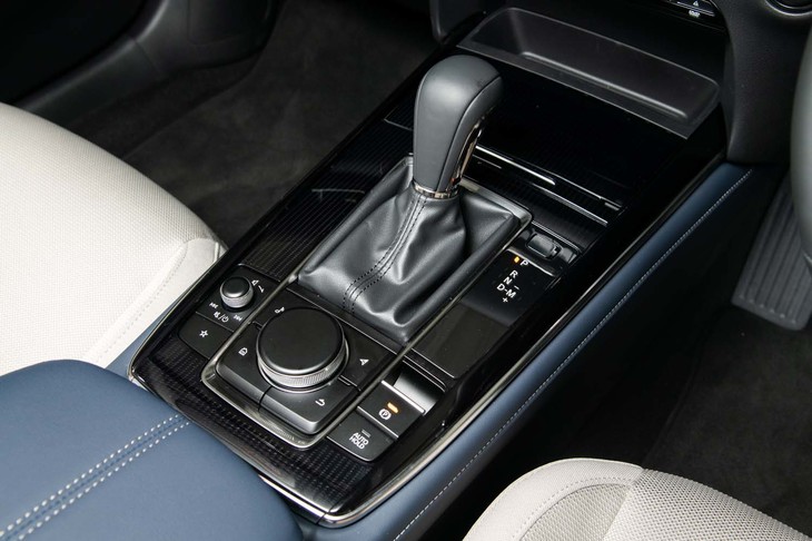 シフトセレクター周辺の様子。各種スイッチ類は人間が心地いいという操作感が得られるよう、クリック感などの統一が図られている。