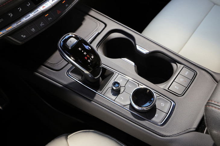センターコンソールに配されたシフトセレクターとインフォテインメントシステムの操作パネル。過度にタッチスクリーン化されていない車載機器のインターフェイスは、操作が分かりやすく、痛痒（つうよう）を感じさせない。