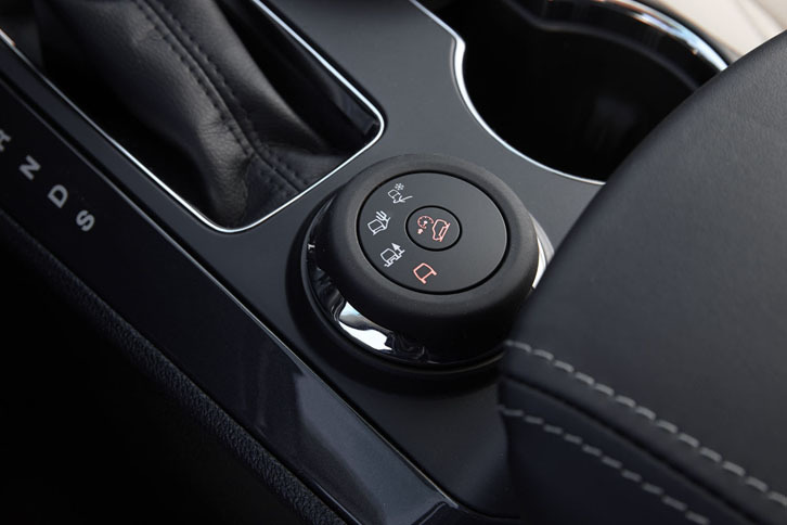 センターコンソールに備わる、走行モードのセレクター。滑りやすい下りの斜面で車速を制御するヒルディセントコントロールのスイッチも含まれる（セレクター中央部）。