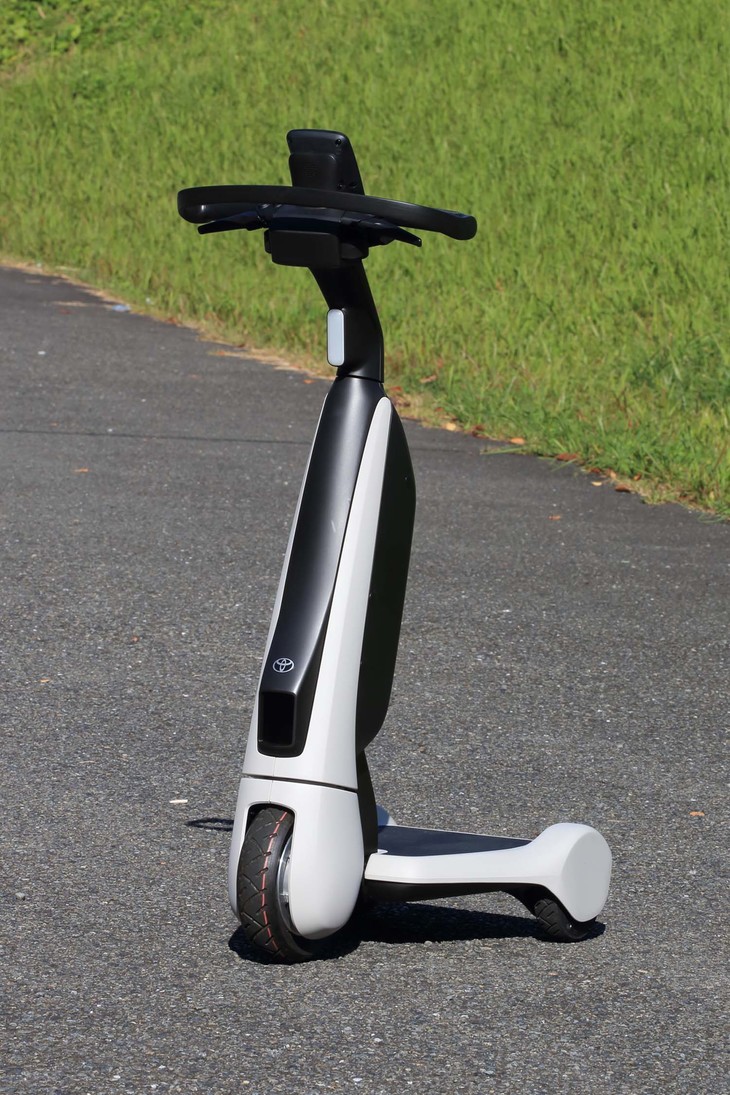 トヨタの歩行領域EV「シーウオークT」にはハンドルを握って立ったまま乗車する。タイヤはフロントが10インチ、リアが6インチで、駆動輪はフロント。