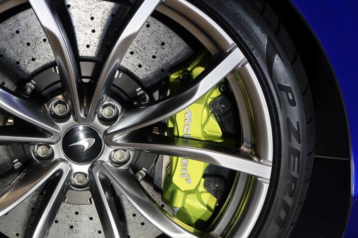 マクラーレン・アルトゥーラ スパイダー（フロントホイールおよびブレーキシステム）