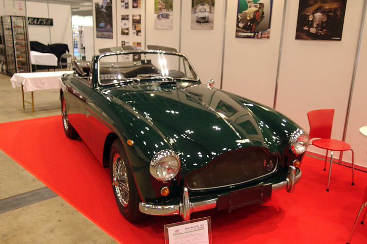 日本自動車博物館のブースに展示される「アストンマーティンDB MK III」（1958年）。