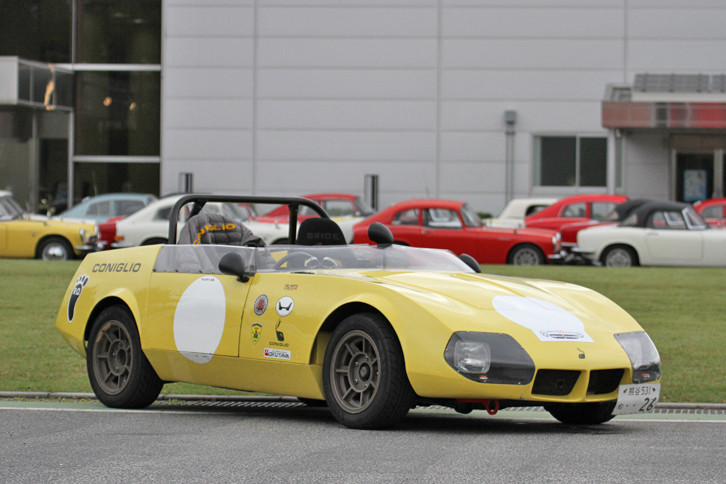 「コニリオ」。「S800」のシャシーに工業デザイナーの浜 素紀氏の手になるFRPボディーを載せたレーシングカー。1969年の日本グランプリに2台が出走し、クラス優勝（総合12位）とクラス2位（総合14位）を獲得した。この個体はナンバーを取得している。