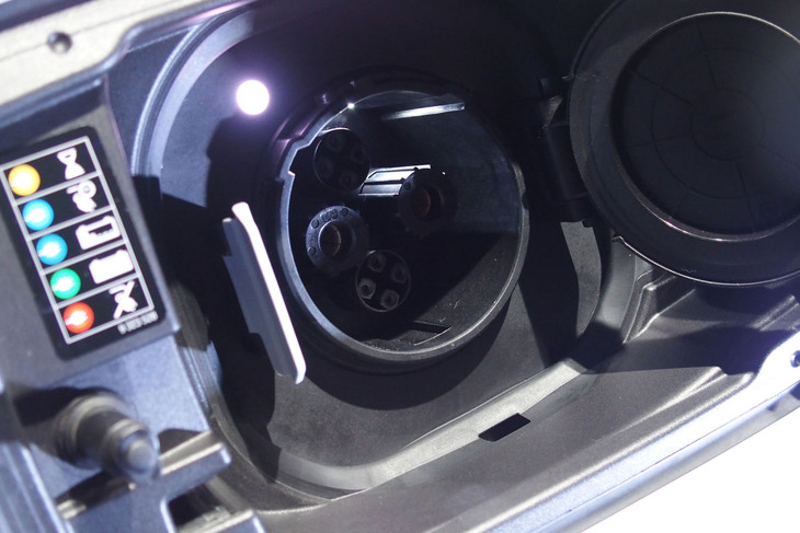 BMW iX3（急速充電用の給電口）