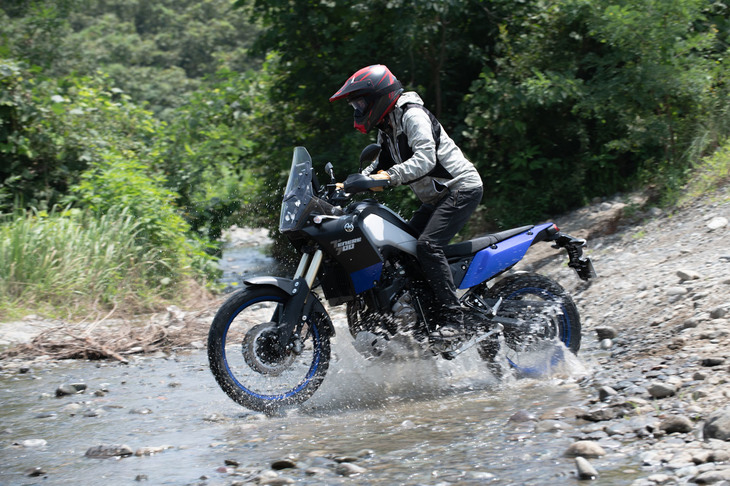 車体には、高張力鋼管を用いたダブルクレードルタイプのフレームを採用。高い強度が自慢で、悪路走行に適した剛性バランスと軽量化に寄与している。