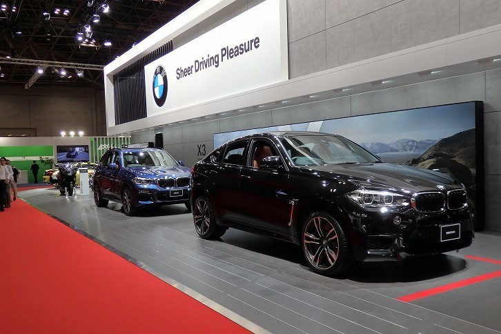 「BMW X6 M」（手前）と「BMW X3」（奥）。