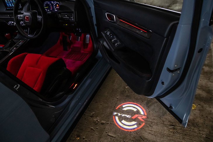 夜間の乗降時に足元を照らす「パターンプロジェクター」には「TYPE R」のロゴが映し出される。