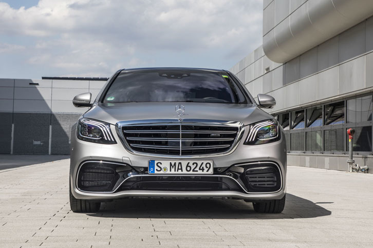 新デザインのグリルやバンパー、ヘッドランプなどでダイナミックな表情が与えられたフロントまわり。写真は「メルセデスAMG S63 4MATIC＋ ロング」のもの。