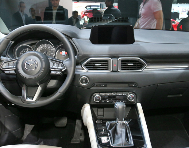 2代目「CX-5」のインテリアの質感は、もはやドイツ製プレミアムカーに比肩するレベルになったといえる。