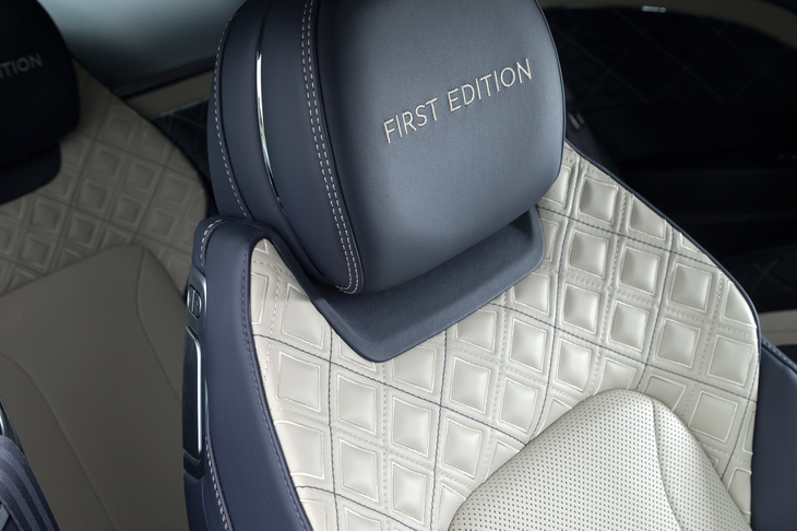 「ダイヤモンドインダイヤモンド」のシートのヘッドレストに「FIRST EDITION」を示すロゴが備わる。