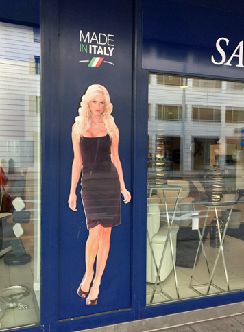 家具店の軒先にて。あらゆる“イタリア製”はモンブラン山脈を越えて人々を魅了する。