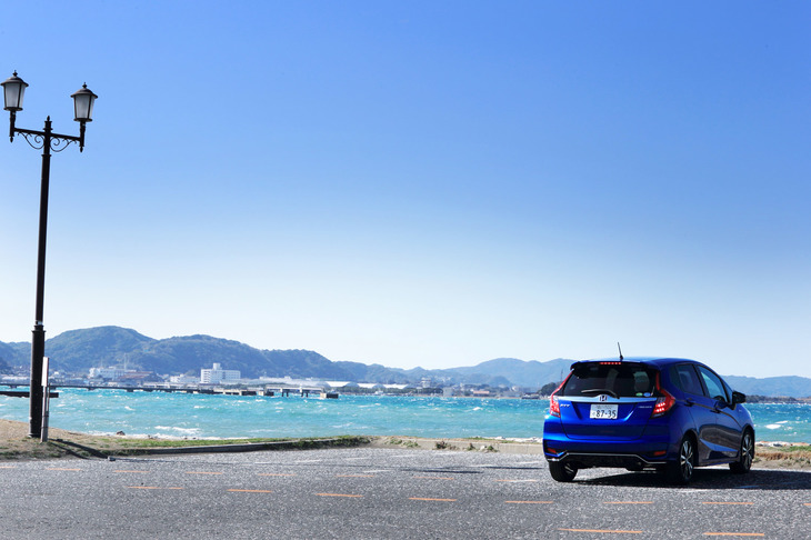 内房なぎさラインをしばらく走ったら、海が見える北条海水浴場の駐車場で一休み。こうして気軽に休憩できる場所が多いのも、ドライブスポットしての南房総の“いいところ”だ。