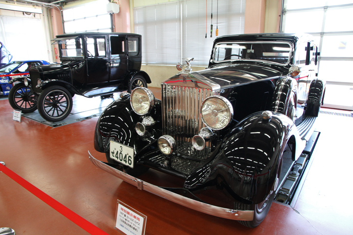 特別展示車両。右は吉田茂元首相が愛用したという、ワクイミュージアム所蔵の1937年「ロールス・ロイス25/30HPスポーツサルーン」、左は1924年「T型フォード」。