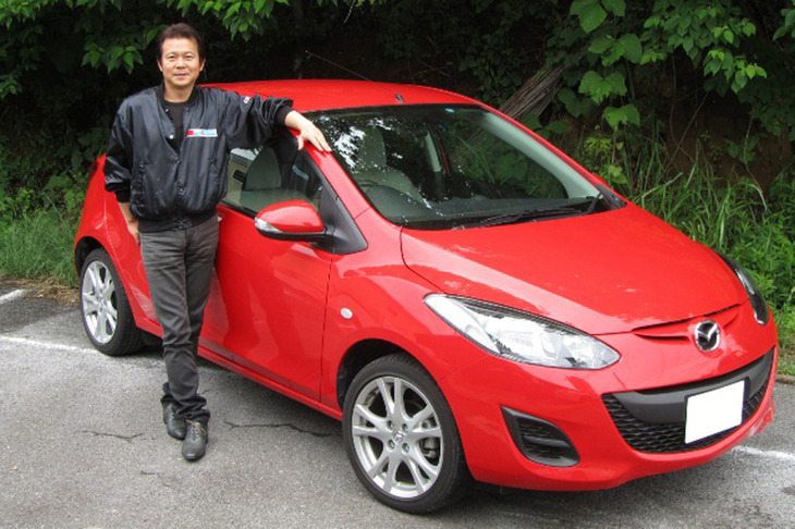 中古フェラーリ専門店「コーナーストーンズ」代表のエノテンこと榎本 修氏は、沖縄で「デミオ」のレンタカーに乗ってそのハンドリングに感動！ しばらくデミオを愛車にしていた。