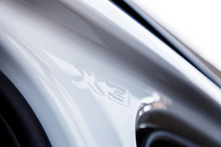 前後のドアを同時に開けるとBピラーのルーフ近くに「X3」の文字が現れる。