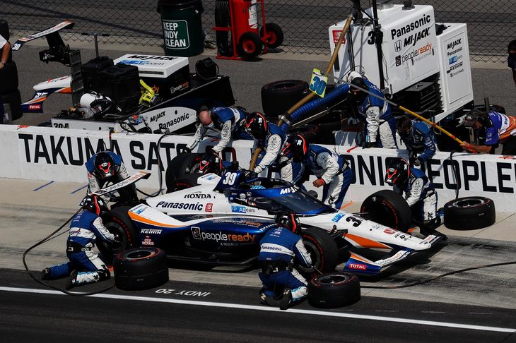 インディ500はクラッシュによるイエローコーションの多さも特徴。その間にピットインすれば周回遅れとなるリスクが少ないため、イエローが出ると多くのチームがマシンをピットインさせる。一方で、ジャンプアップをもくろみ、あえてコース上にマシンを残すチームも。インディ500では、こうした戦略の違いが明暗を分けることも少なくない。