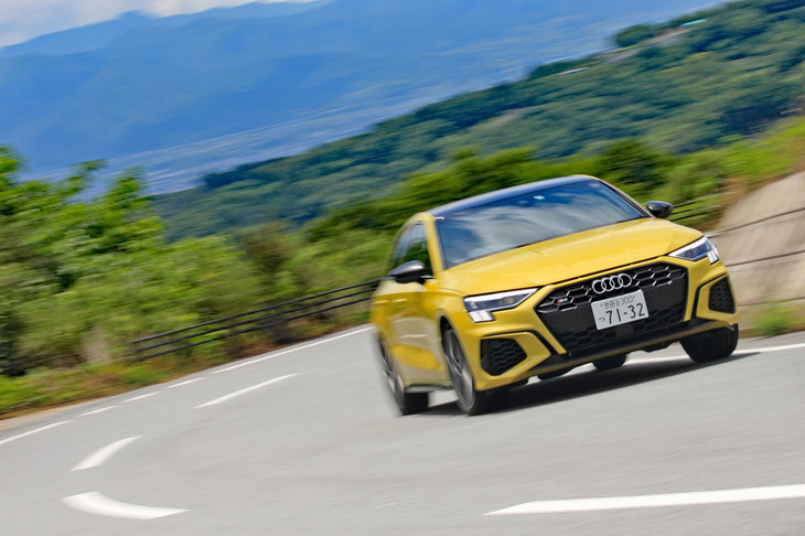 欧州仕様の資料によると、動力性能は0-100km/h加速が4.8秒、最高速は250km/h（リミッター介入）と公称されている。