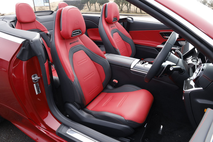 AMGナッパレザーシートはヒーター／ベンチレーション機能に加えて首元に温風を吹き出す「エアスカーフ」も付いている。表皮には夏の炎天下でも表面温度の上昇を抑制する特殊なコーティングが施されている。
