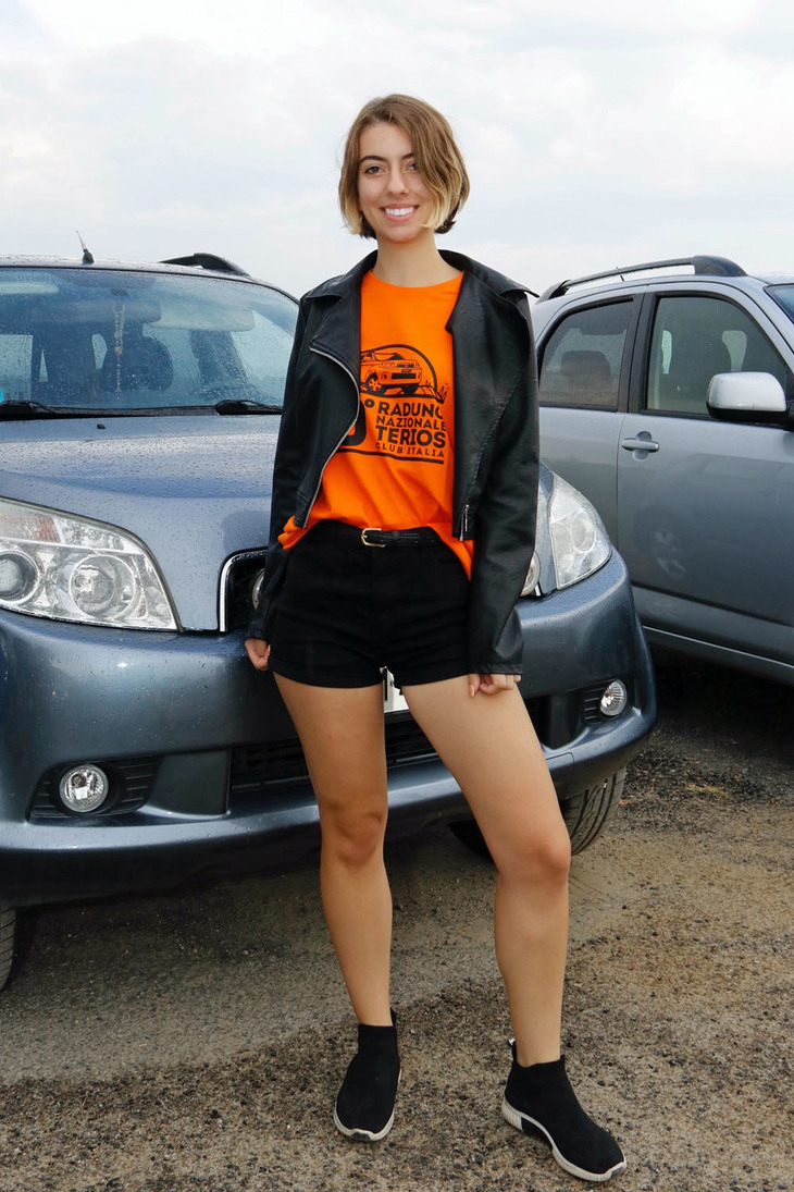 参加者に配られたTシャツに早速着替えた参加者サーラさん。会費は記念品付き・昼食込みで大人35ユーロ（約4300円）であった。