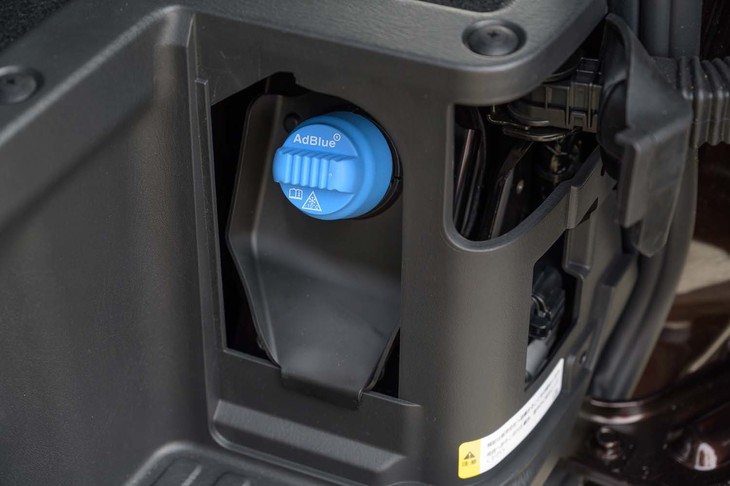 排気処理には尿素SCRシステムを採用。「アドブルー」の注入口は後席用ステップの後方にレイアウトされる。