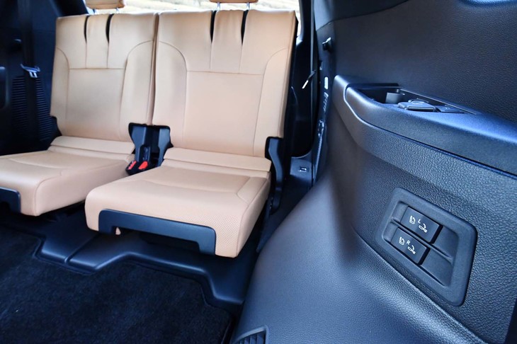 レクサスLX600（3列目シートの格納スイッチ）