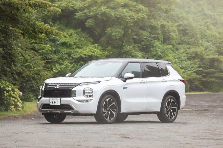 【三菱アウトランダーPのスペック】
	ボディーサイズ：全長×全幅×全高＝4710×1860×1745mm／ホイールベース：2705mm／車重：2110kg／駆動方式：4WD／エンジン：2.4リッター直4 DOHC 16バルブ／フロントモーター：交流同期電動機／リアモーター：交流同期電動機／エンジン最高出力：133PS（98kW）/5000rpm／エンジン最大トルク：195N・m（19.9kgf・m）/4300rpm／フロントモーター最高出力：116PS（85kW）／フロントモーター最大トルク：255N・m（26.0kgf・m）／リアモーター最高出力：136PS（100kW）／リアモーター最大トルク：195N・m（19.9kgf・m）／タイヤ：（前）255/45R20 101W M＋S／（後）255/45R20 101W M＋S（ブリヂストン・エコピアH/L422プラス）／ハイブリッド燃料消費率：16.2km/リッター（WLTCモード）／17.8km/リッター（JC08モード）／価格：532万0700円
	
	【取材時の燃費データ】
	テスト距離：245.3km（市街地1：高速道路7：山岳路2）／使用燃料：21.5リッター（レギュラーガソリン）／参考燃費：11.4km/リッター（満タン法）／11.6km/リッター（車載燃費計計測値）