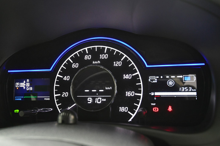 「ノートe-POWER」には専用メーターが用意される。中央に速度計があり、その右側に“エネルギーフロー”が表示される。