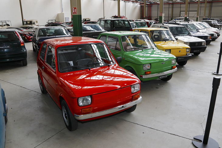 トリノ・ミラフィオーリにあるメーカーの保存施設「ステランティス ヘリテージ ハブ」には、（写真手前から）1972年の量産試作第1号車、量産型、2000年にポーランド工場から最後にラインオフした車両の3台が展示されている。
