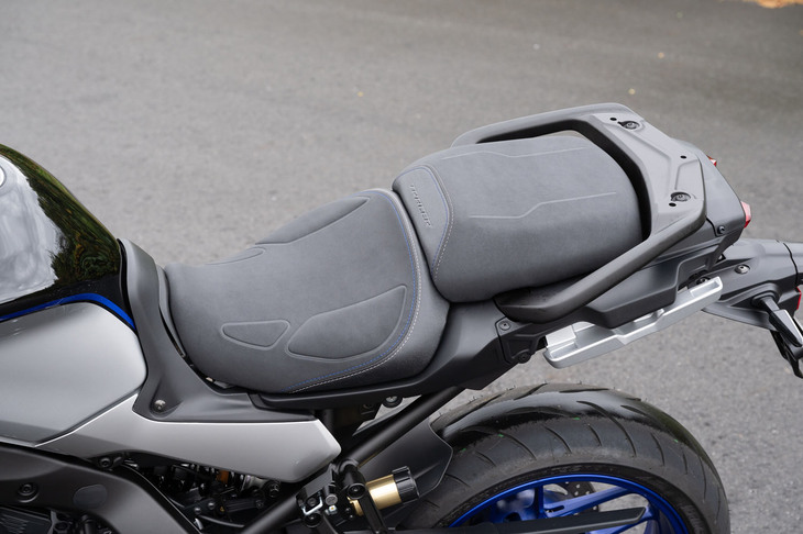 本文で紹介されている点以外にも、リアブレーキやブレーキペダルまわりなどに細かな変更を実施。シートの構造にも手を加えており、座面にホールド性を高めるためのパッドが追加された。