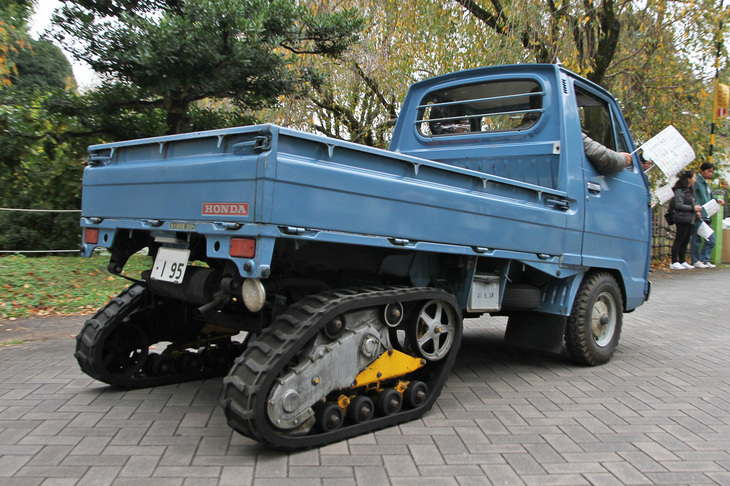 1968年「ホンダTN360スノーラ」。後輪に雪上走行用のオプションであるクローラーを装着。オプション価格は前輪に履かせるスキーとセットで18万5000円だった。ちなみに車両価格は29万9000円だったから、その6割強に達する。