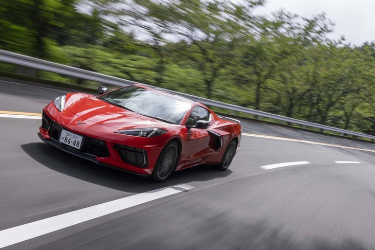 【シボレー・コルベットのスペック】
	ボディーサイズ：全長×全幅×全高＝4630×1940×1220mm／ホイールベース：2725mm／車重：1670kg／駆動方式：MR／エンジン：6.2リッターV8 OHV 16バルブ／トランスミッション：8段AT／最高出力：502PS（369kW）/6450rpm／最大トルク：637N・m（65.0kgf・m）/5150rpm／タイヤ：（前）245/35ZR19 89Y／（後）305/30ZR20 99Y（ミシュラン・パイロットスポーツ4 S）／燃費：シティー＝16mpg（約6.8km/リッター）、ハイウェイ＝24mpg（約10.2km/リッター）（米国EPA値）／価格：1550万円
	
	【取材時の燃費データ】
	テスト距離：265.2km（市街地1：高速道路7：山岳路2）／使用燃料：43.5リッター（ハイオクガソリン）／参考燃費：6.1km/リッター（満タン法）／6.3km/リッター（車載燃費計計測値）